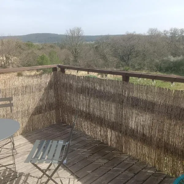 La Chouette Villa, chambre Mazet de 11m2 pièce sous-pente accés par escalier en bois, hotell i Cannes-et-Clairan