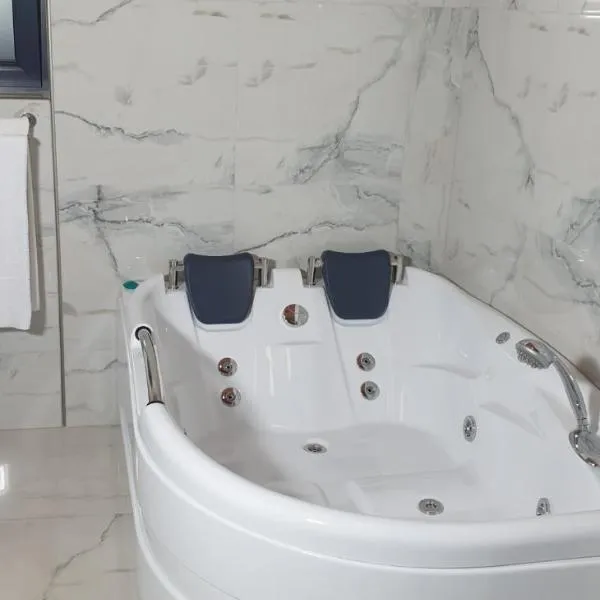 ELEGANT ROOMS - ULTRACENTRAL - jacuzzi cu hidromasaj, hotel v destinaci Oradea