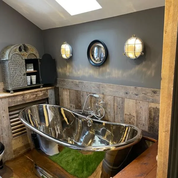 The Cocktail Lounge at Cheshire Boutique Bathhouse, hotel in Audlem