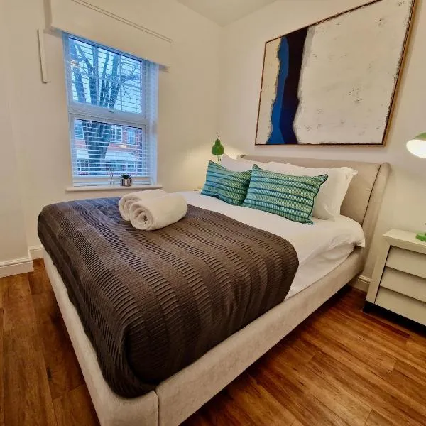 Trendy Luxury Serviced Apartment next to City Centre with Free Parking - Contractors & Relocators, hotell i Coventry