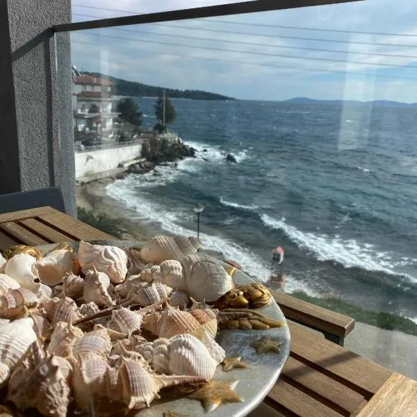Candi Luxury Suites, hotel in Neos Marmaras
