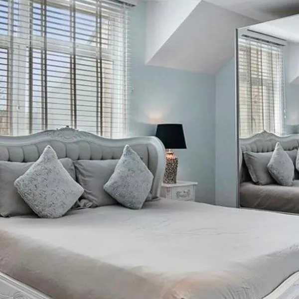 Hampstead Opulence Apartment - Luxurious Split Level Property – hotel w mieście Harrow on the Hill