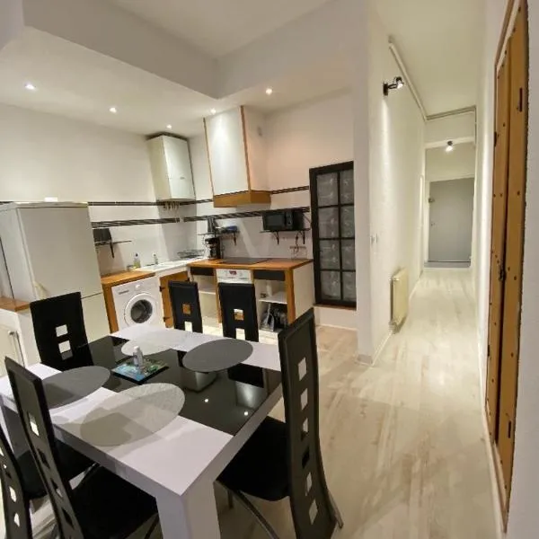 Charmant petit appartement, hotel in Bagnères-de-Bigorre