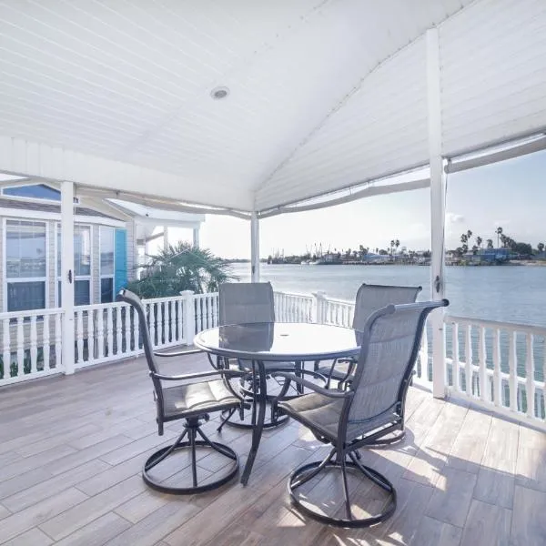 See Dolphins From Your Private Deck with This Beautiful Property!, hotel v destinaci Port Isabel