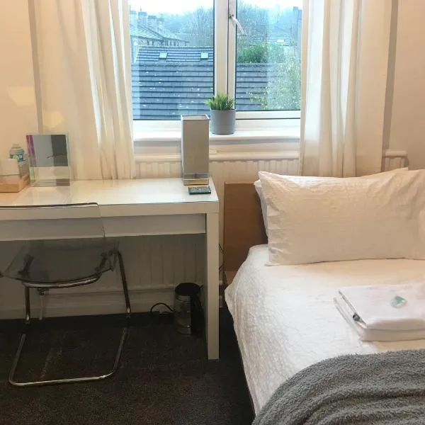 fAiRy DeLL Guesthouse, with cozy lockable rooms, tv, tea tray with choccies, free wifi and parking, 24hr check in, COA, all are welcome, hotell sihtkohas Bradford