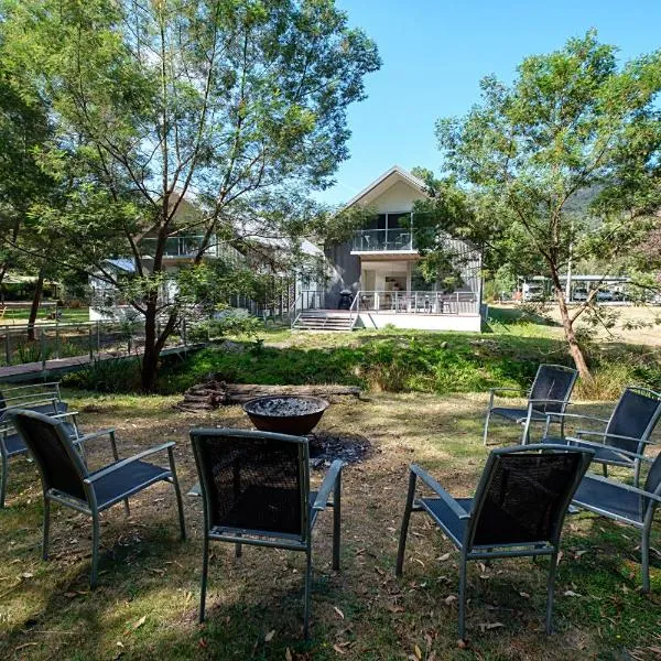 Serenity HG4A 4Br 3&half Ba with Absolute National Park Frontage, hotel en Halls Gap