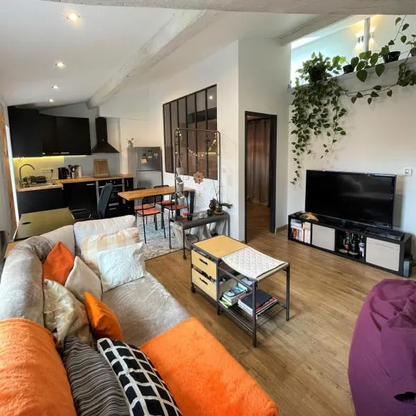 T2 de 40 m2 - facile d’accès, lumineux et au calme, hotel in Saint-Genest-Lerpt