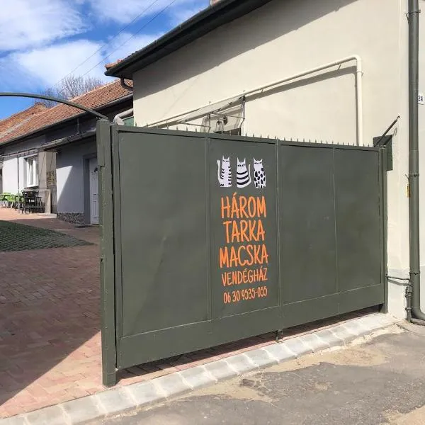 Három Tarka Macska Apartmanok, hotel v destinaci Sárospatak