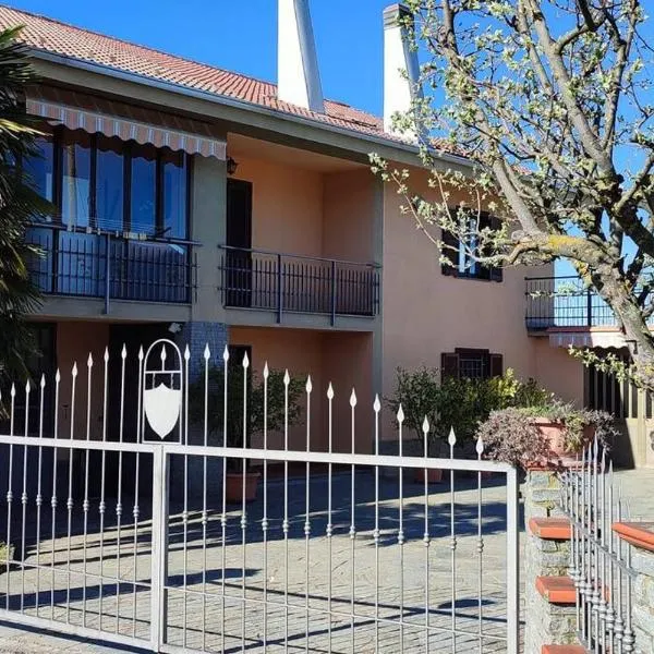 Il canto del gallo casa vacanze ristorante pizzeria, hotel v destinácii Cassinasco