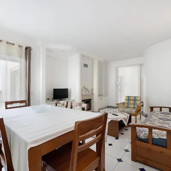 Casa Daniel T2, hotel in Meia Praia