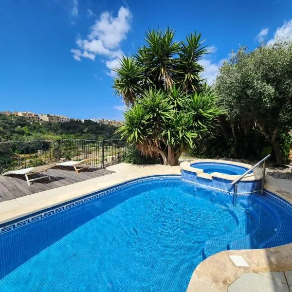 Best in Gozo, amazing views and pool, Bed and Breakfast Bedroom with Ensuite Bathroom, hotel in Għajn il-Kbira