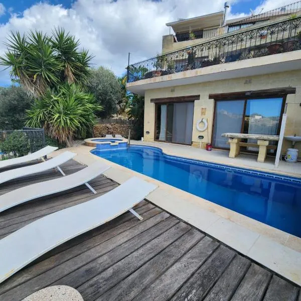 Gozo Pool and views, sleeps 4 with Private Bathroom, hôtel à Għajn il-Kbira