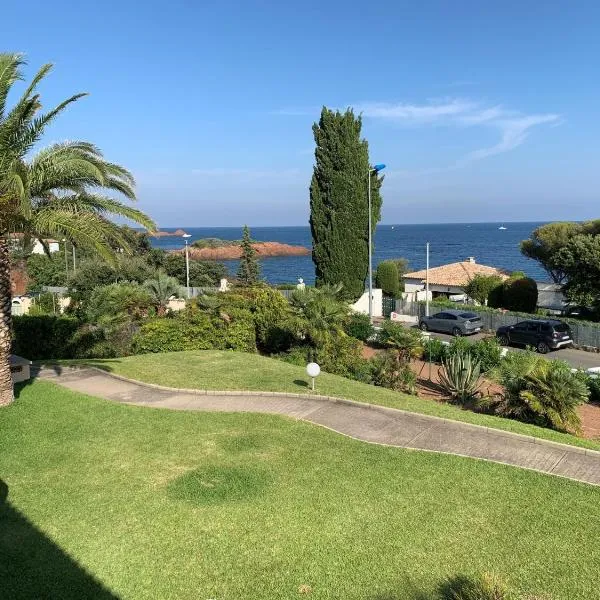 Appartement vue mer domaine arboré, hótel í Saint-Raphaël