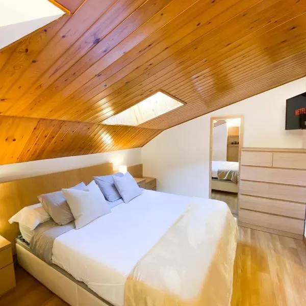 Elegante Ático Encamp - FREE Parking Wifi SmartTv - Con altillo y 2 baños completos! l by BonesVacances, hotel in Encamp