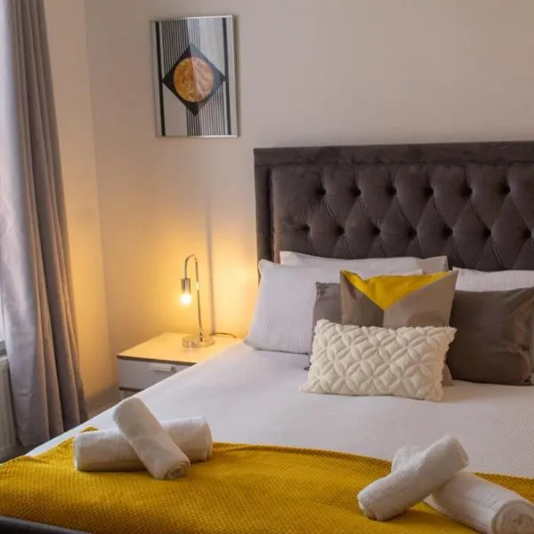 SHM Stays HS2 workers Great for long term stays & Short Stays, 15 min drive to City Centre & Airport 2 min walk to Shops and Train Station, hotel v Birminghamu