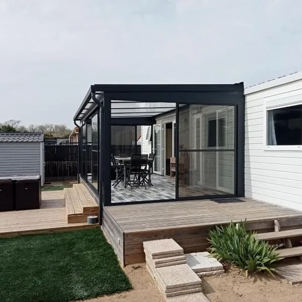 Résidence avec piscine, chalet pour 6, hotel in Saint-Hilaire-de-Riez