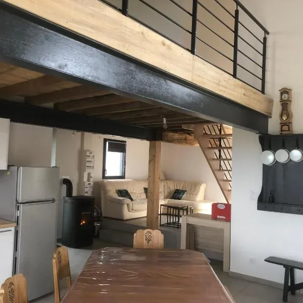 Ancienne ferme rénovée, hotel em Saint-Martin-Lestra