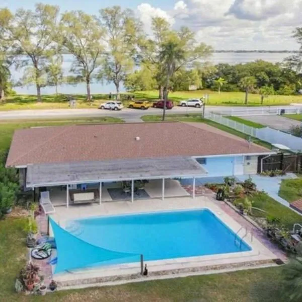Pool home on the Bay, large private yard near AMI, hotel in Bradenton