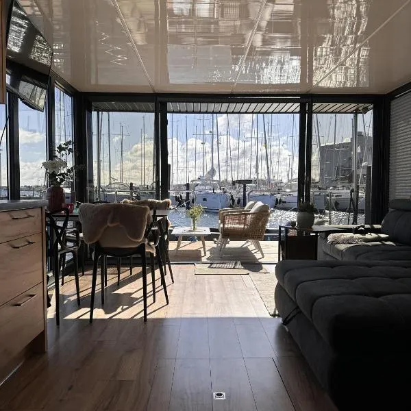 Hausboot mit Motorboot, hotel in Heiligenhafen