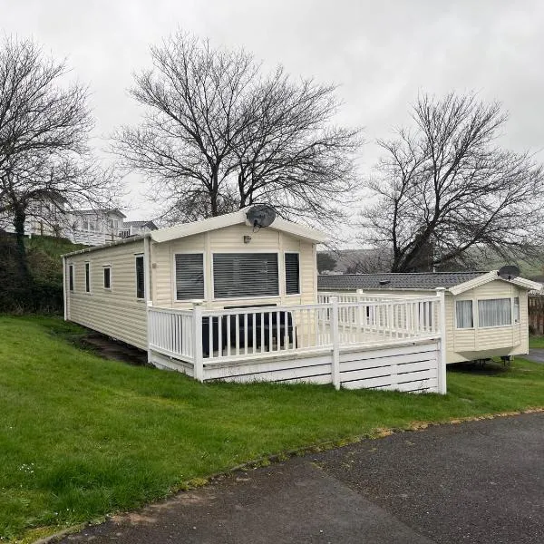 Take me to the beach at J&S caravan holidays Newquay Bay resort, Hotel in Saint Columb Minor