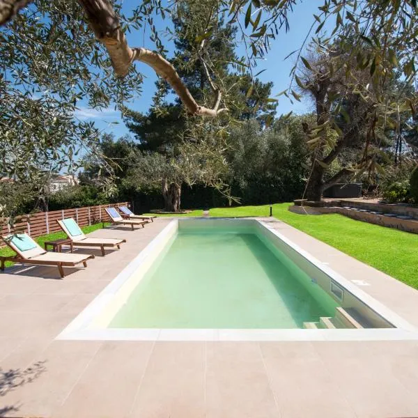 Spyrelia Villa with Private Pool & Outdoor Hot Tub, hotel v mestu Dassia