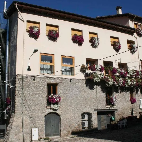 Hotel Arturo, hotel in La Pobleta de Bellvei