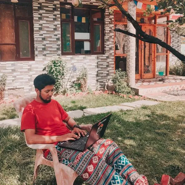 indian backpackers hostel, hotel in Manāli