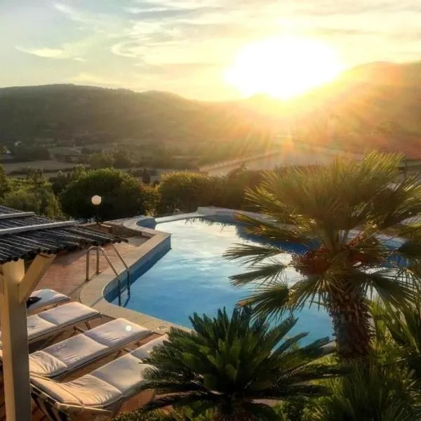 Private Pool villa with panoramic views split over 2 levels / Aircon / New Pool., hotel em Chia