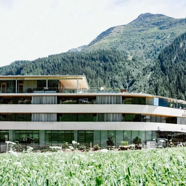 Hotel Arlmont 4 Stern Superior: Sankt Anton am Arlberg şehrinde bir otel