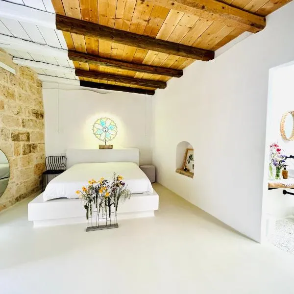 Hydria Guest House Art Gallery Dimora d artista con terrazza e vasca idromassaggio nel cuore del borgo antico Artists Home with terrace and jacuzzi in the heart of the old town, hotel v destinaci Acquaviva delle Fonti