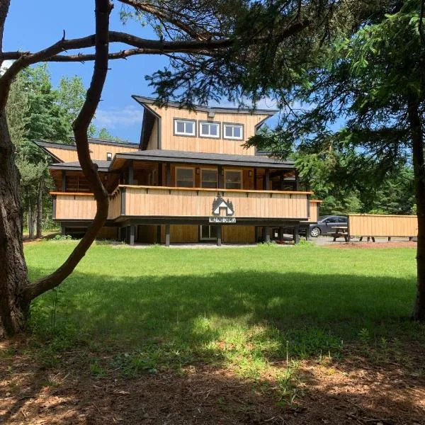 Wild Pines Cabins, hôtel à Surrey