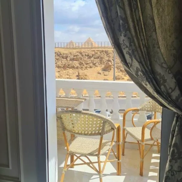 Pyramids View Apartment، فندق في Giza