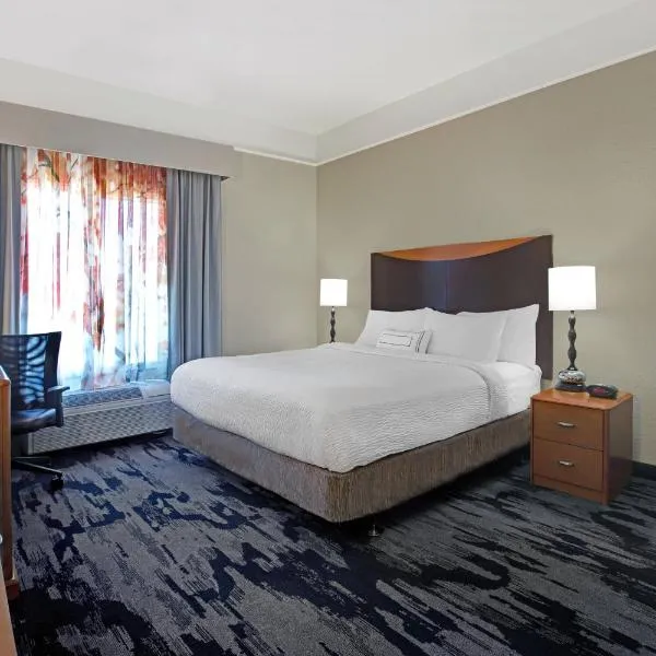 Fairfield Inn and Suites Carlsbad, hotel em Loving
