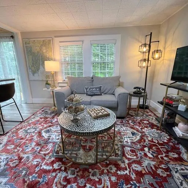 Spacious 1 Bedroom Cottage Close to Everything 3, hotel v destinaci Edgecomb