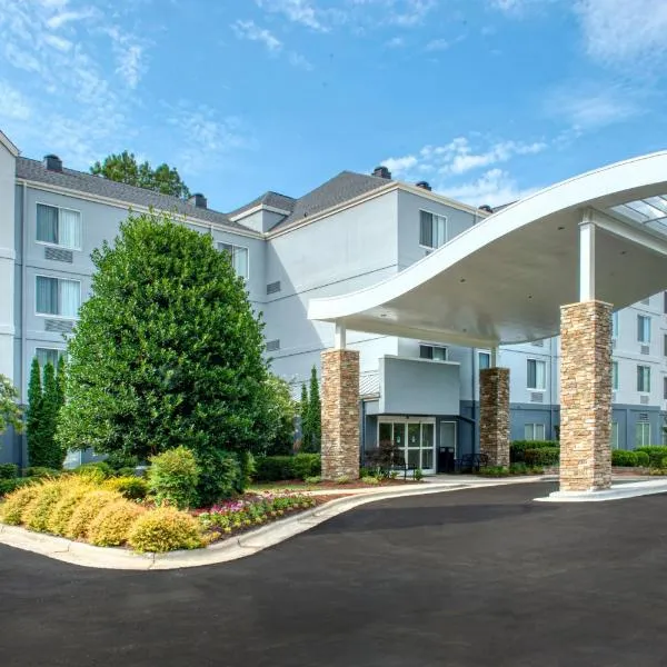 Fairfield Inn & Suites Raleigh Crabtree Valley، فندق في أسبرى