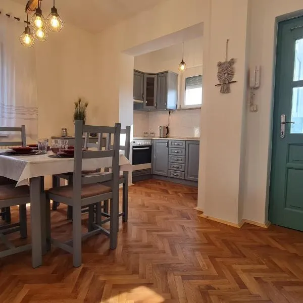 RI-JÓ apartman, готель у місті Могач