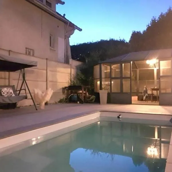 Viesnīca Logement à 30min de la défense avec piscine privative pilsētā Konflāna Sentonorīne