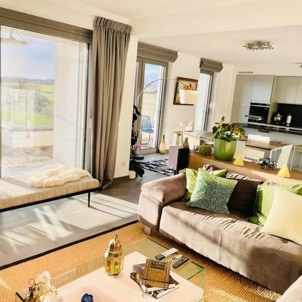 Luxurious 3 Bedrooms with Parking and Terrace-Ber1: Bertrange şehrinde bir otel