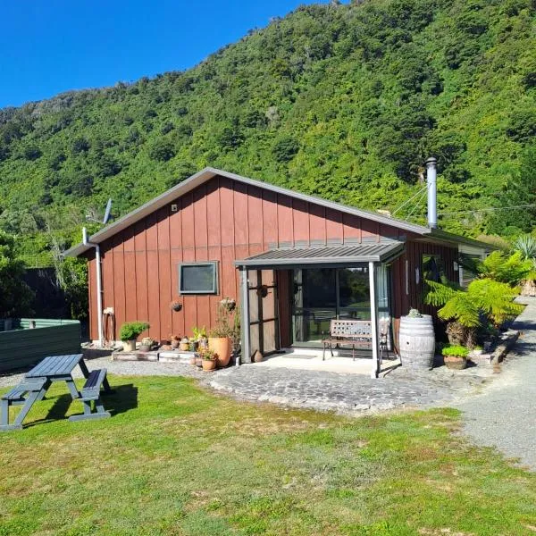 Kiwi Cabin and Homestay at Koru with hot tub, hotel di Barrytown