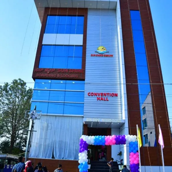 Sunshine International Boarding & Lodging, ξενοδοχείο σε Belūr
