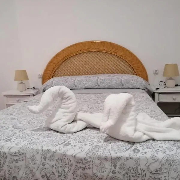 Habitación matrimonial en un bajo baño compartido Areas compartidas, hotel em Abades