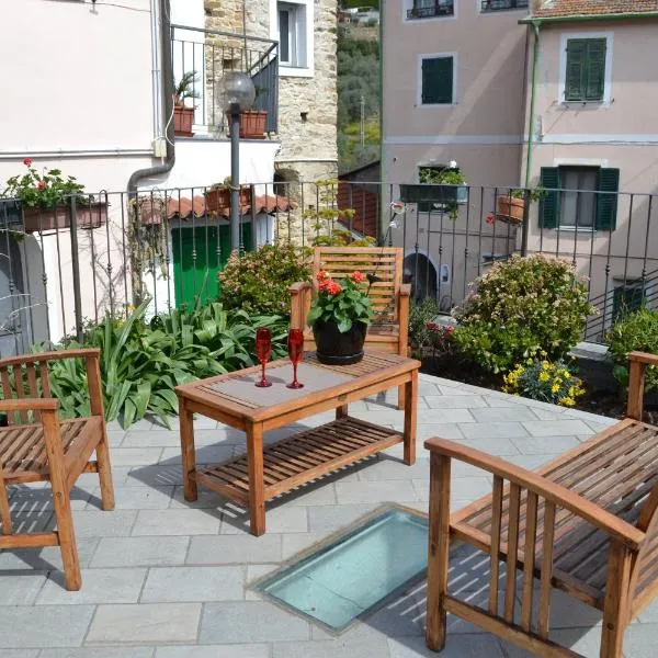 Monolocale con giardino e parcheggio privato CITRA zero zero ottanta trentuno LT 0281, hotel in Imperia