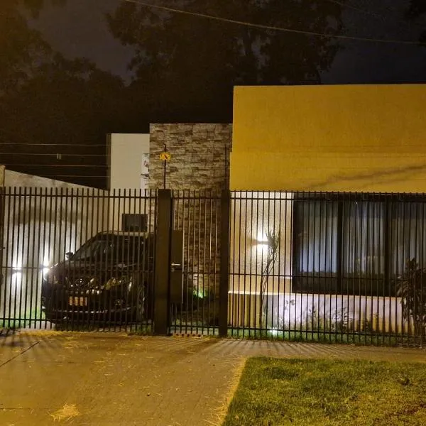 Ferienhaus in Paraguay, Encarnacion, 200 Meter vom Parana., hotel v destinaci Encarnación
