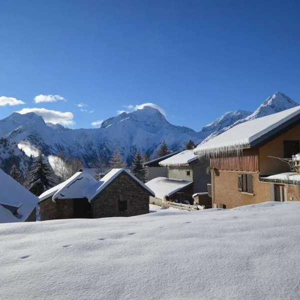 Chalet le Vertical - Chalet5*, sauna, jacuzzi, billard, balnéo, massage, pistes à 150 m, hotelli kohteessa Les Deux Alpes