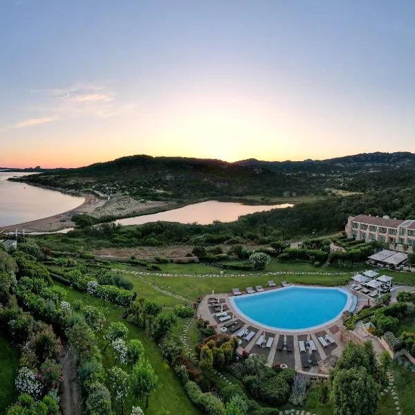 L'Ea Bianca Luxury Resort, hotel v Baja Sardinia