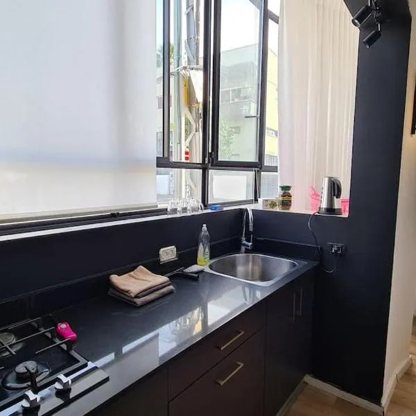 Bright Studio in Shapira, hotel in Tel Aviv