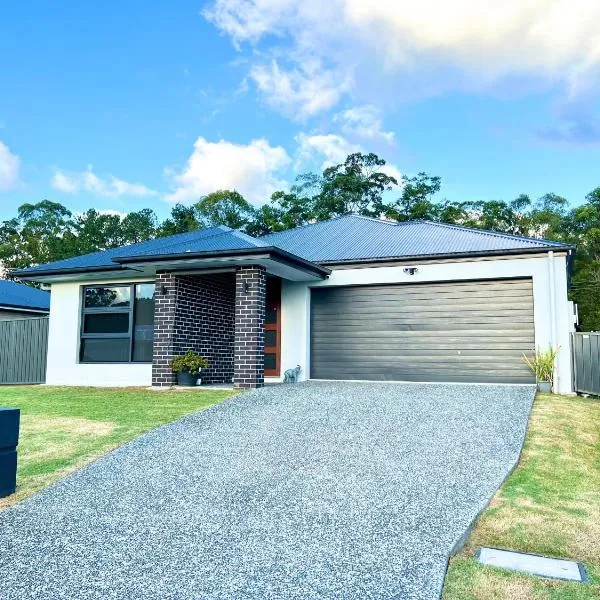 Plantation Retreat 4 Bedroom Modern Home, hotel in Landsborough