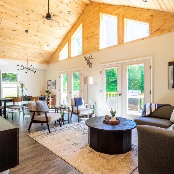 Modern Chalet w/ Firepit, BBQ, Fast Wi-Fi, Dogs OK, hotel v destinaci Kerhonkson