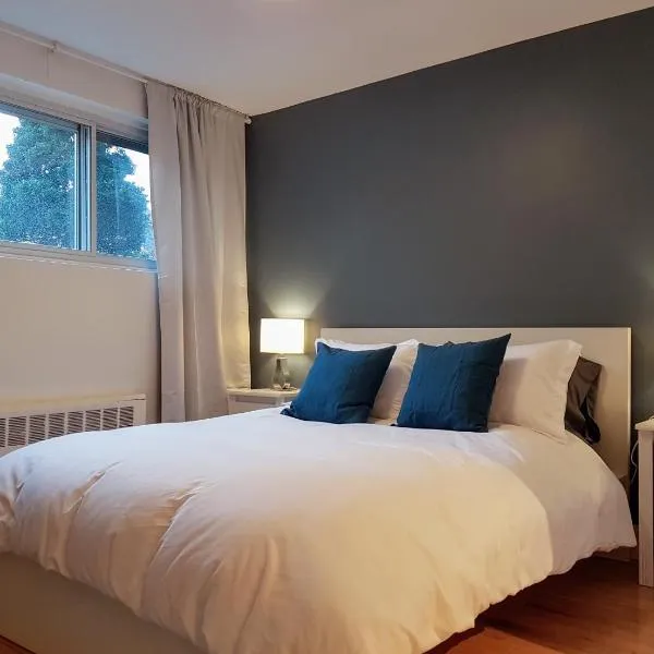Bright and Spacious Studio Apartment, hotel en Montreal