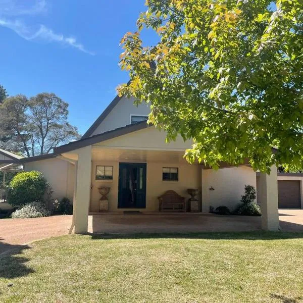 Martha's ......... Your hideaway in the highlands., отель в городе Burradoo